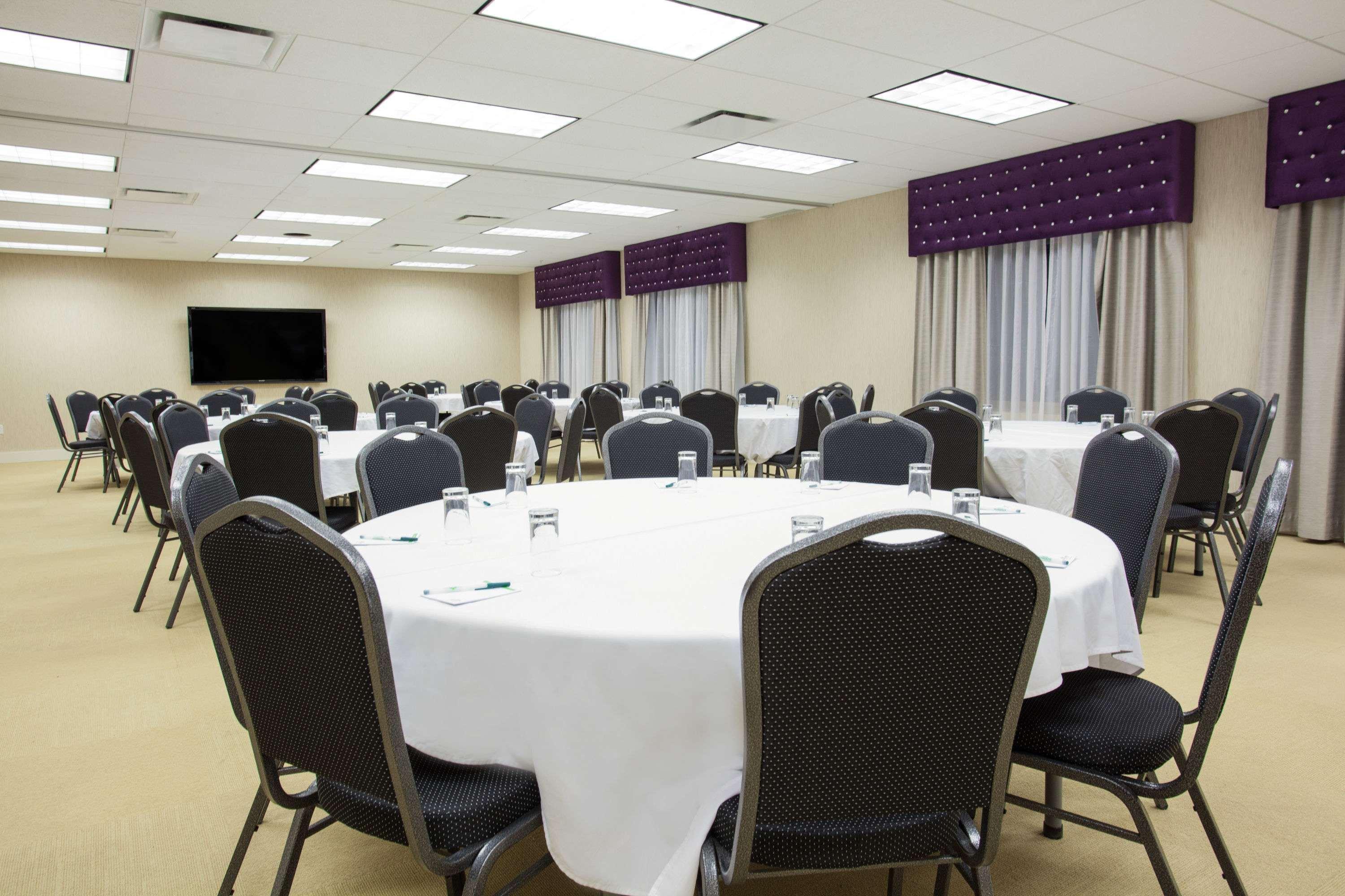 Radisson Edmonton Airport 3*