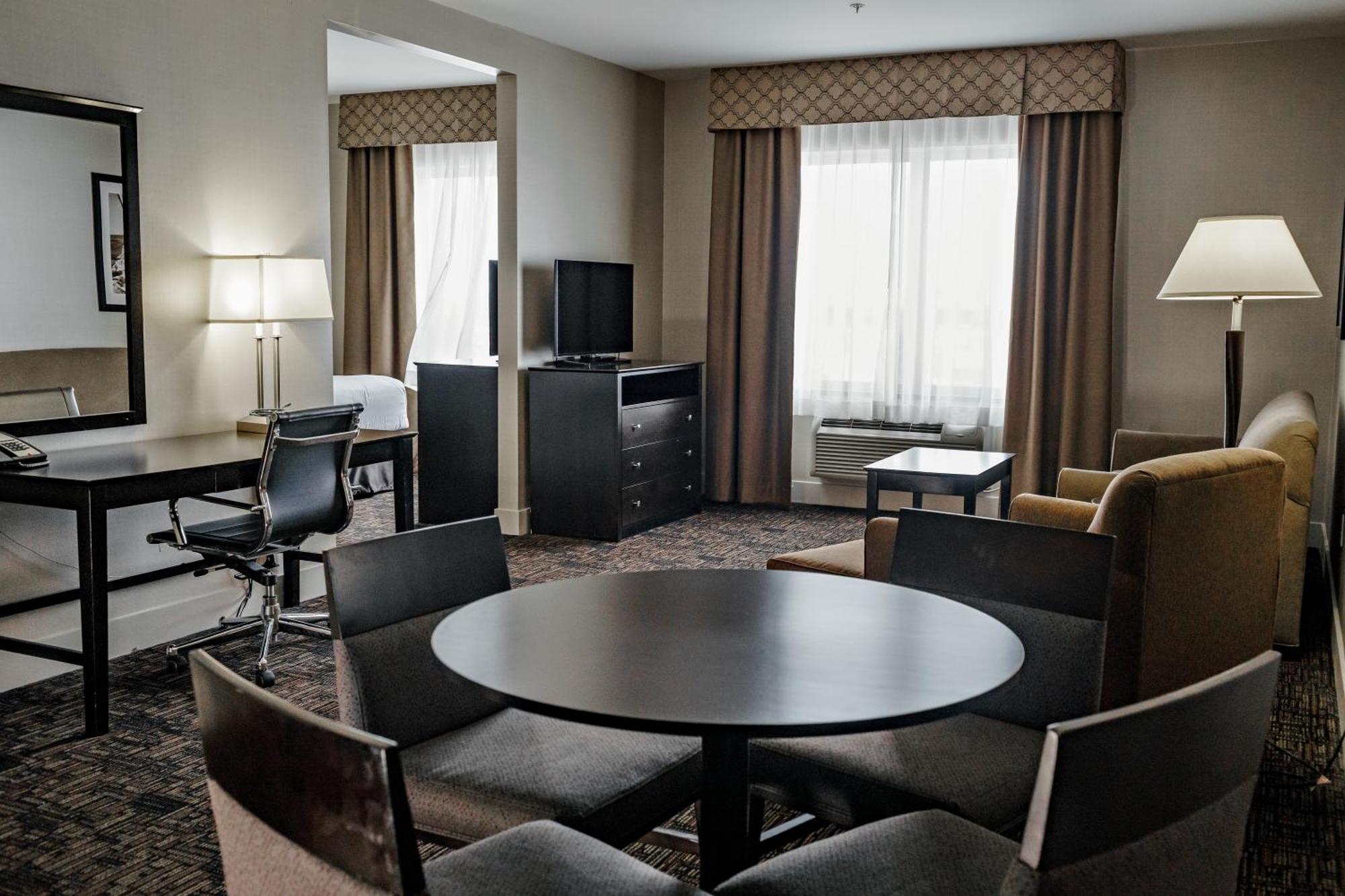 Hotel Radisson Edmonton Airport 3*