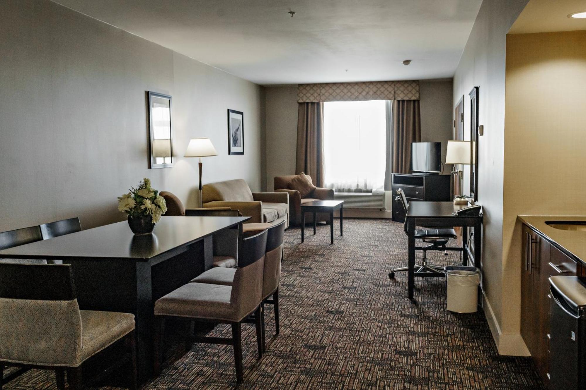 Radisson Edmonton Airport 3*