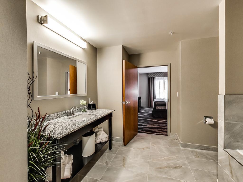 Radisson Edmonton Airport 3*